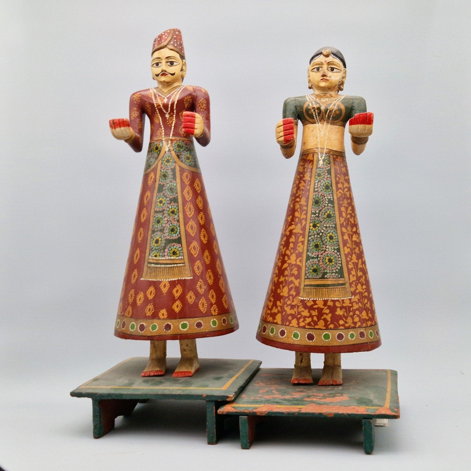 Paar Indiase poppen, Isar Gangaur, 52 cm., Antiek en Kunst, Pop, Geschilderd, Hout