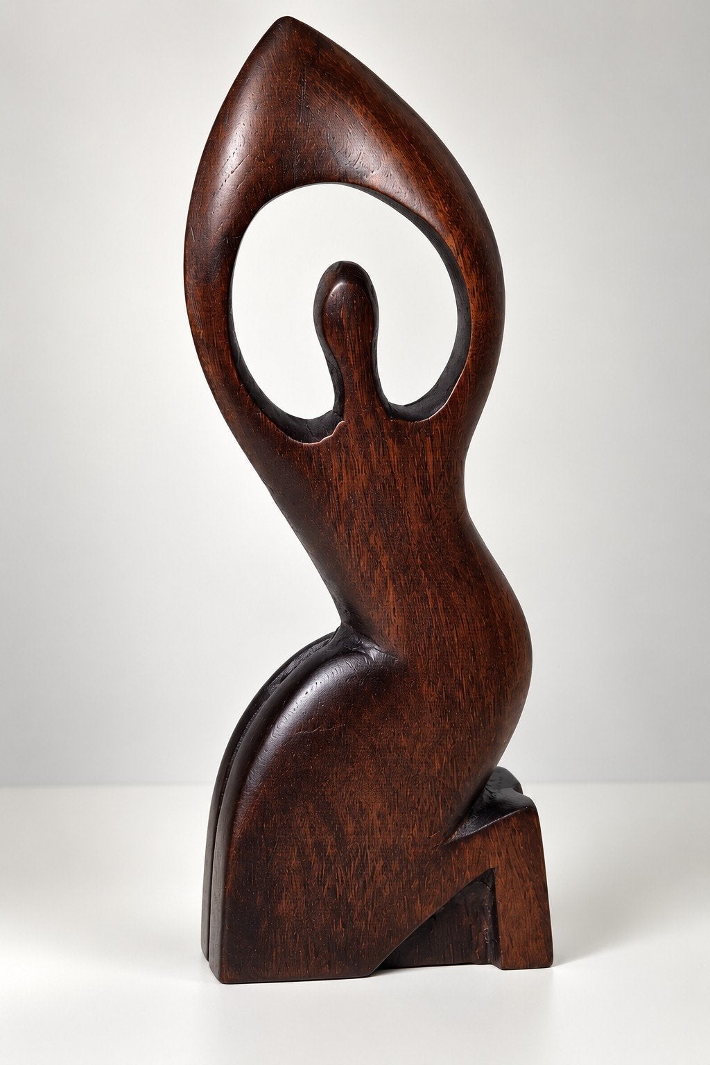 Handgesneden houten sculpt  Abstracte knielende vrouw 23cm, Antiquités & Art, Statue, Bois, Enlèvement ou Envoi, Brun