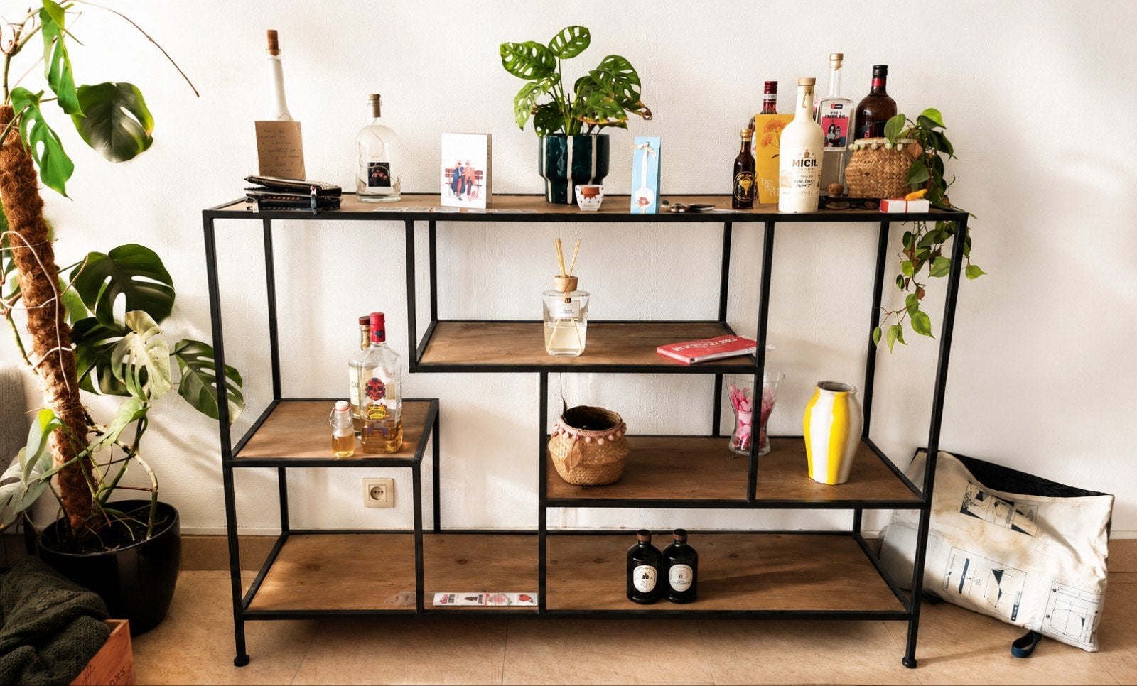 étagère de rangement moderne avec différents niveaux, Enlèvement