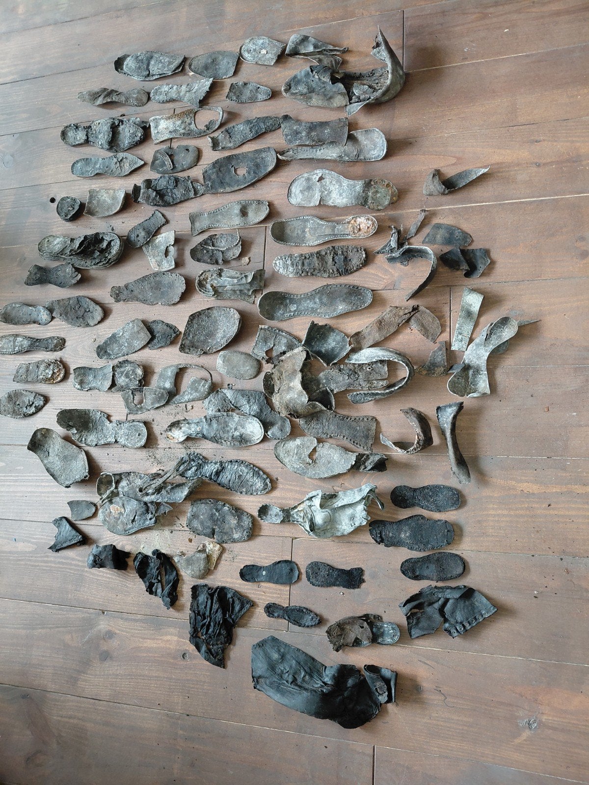 Cesspool trouve des chaussures en cuir, Envoi