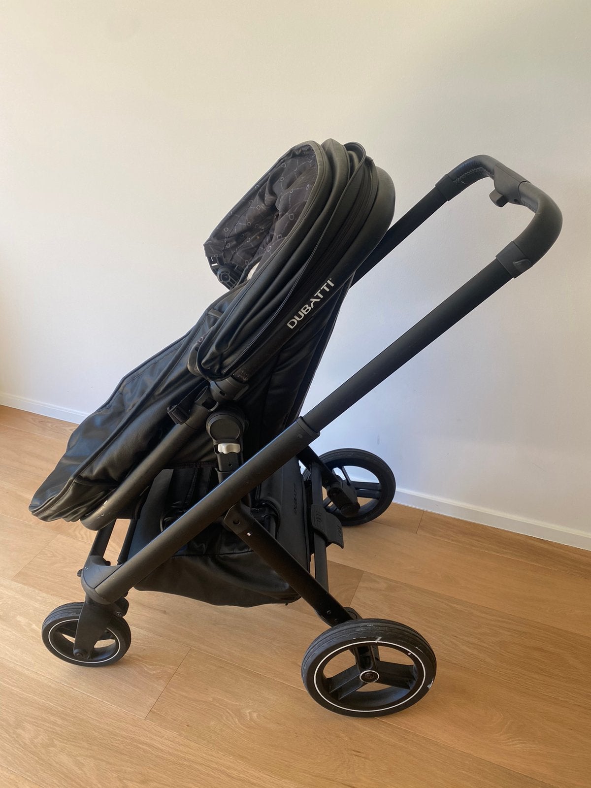 Dubatti kinderwagen zwart leer, Kinderen en Baby's, Ophalen, Zo goed als nieuw