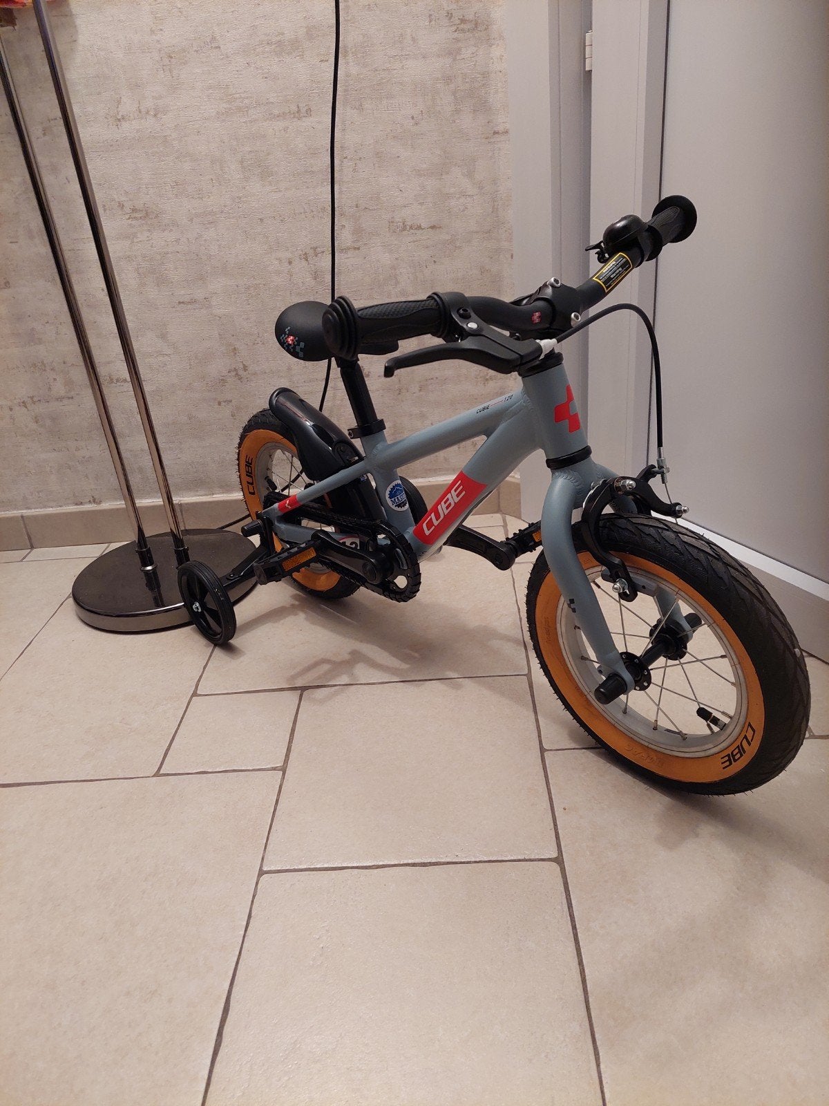 Prachtig kinderfietsje te koop!cube cube 120 RT Grey/Red jo, Ophalen, Zijwieltjes