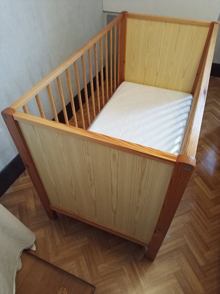 Stevig houten kinderbedje, Ophalen, Gebruikt, Minder dan 140 cm, Matras