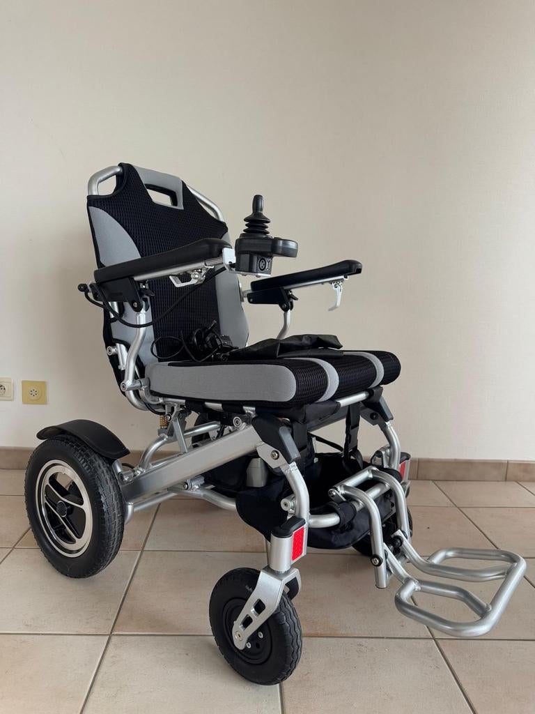 Fauteuil roulant électrique pliable, batterie robuste, info, Divers, Chaises roulantes, Comme neuf, Fauteuil roulant électrique
