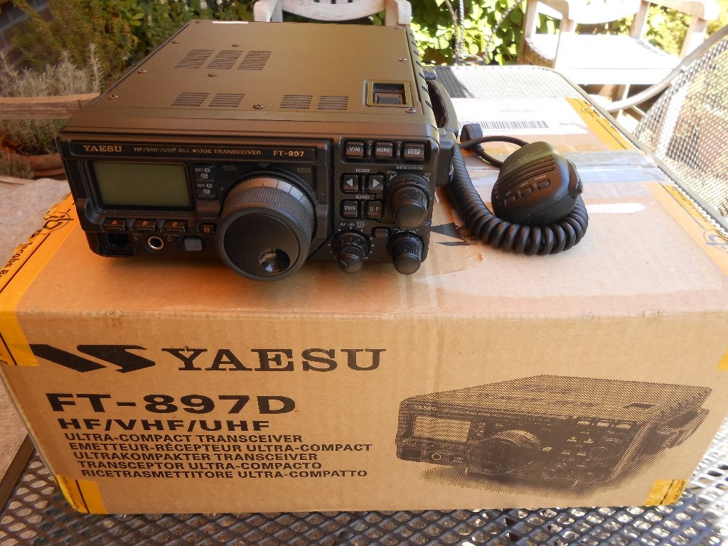 Yaesu ft-897 D HF/VHF/UHF Transceiver met accessoires, Telecommunicatie, Zenders en Ontvangers, Ophalen of Verzenden, Zo goed als nieuw