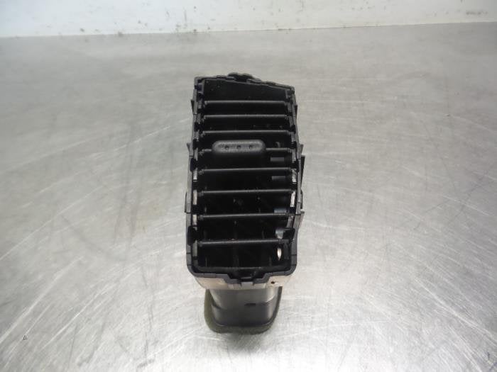 Grille aération tableau de bord d'un Nissan Micra (Micra 03, -, 3 mois de garantie, Utilisé, -