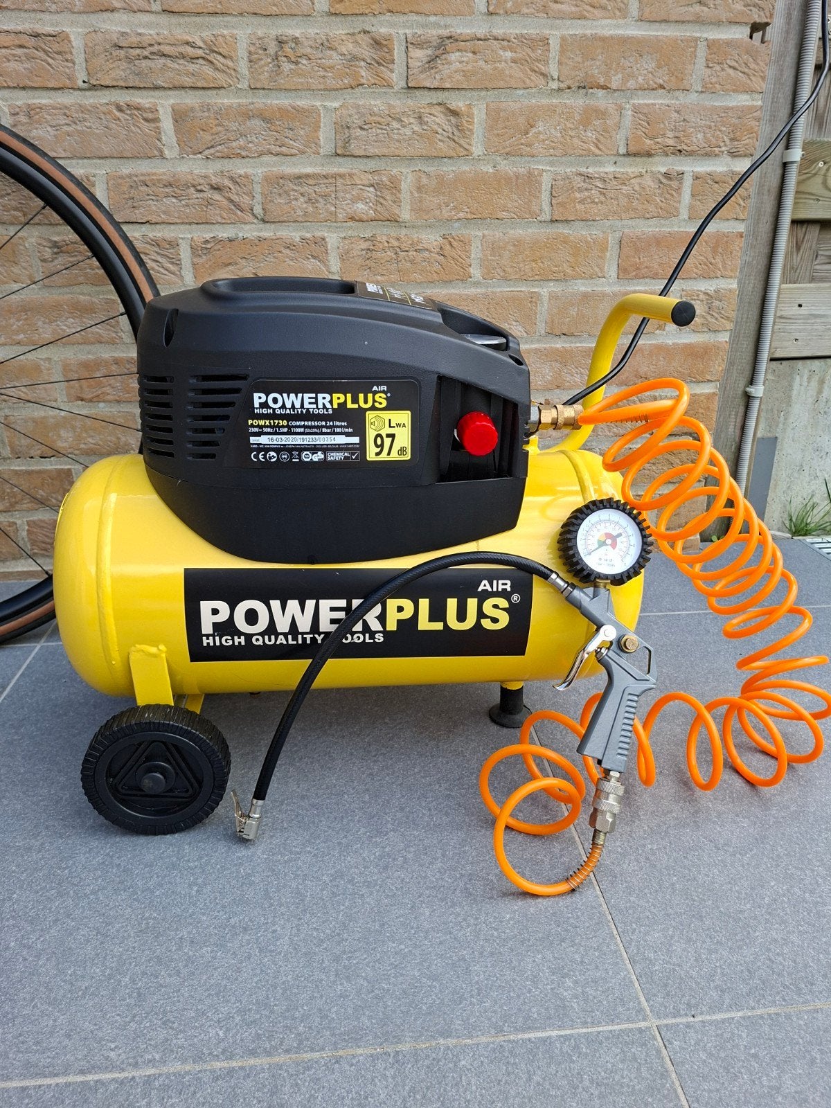 VARO Power Plus Luchtcompressor  POWX1730, Doe-het-zelf en Bouw, Compressors, Ophalen, Mobiel, 6 tot 10 bar, Zo goed als nieuw