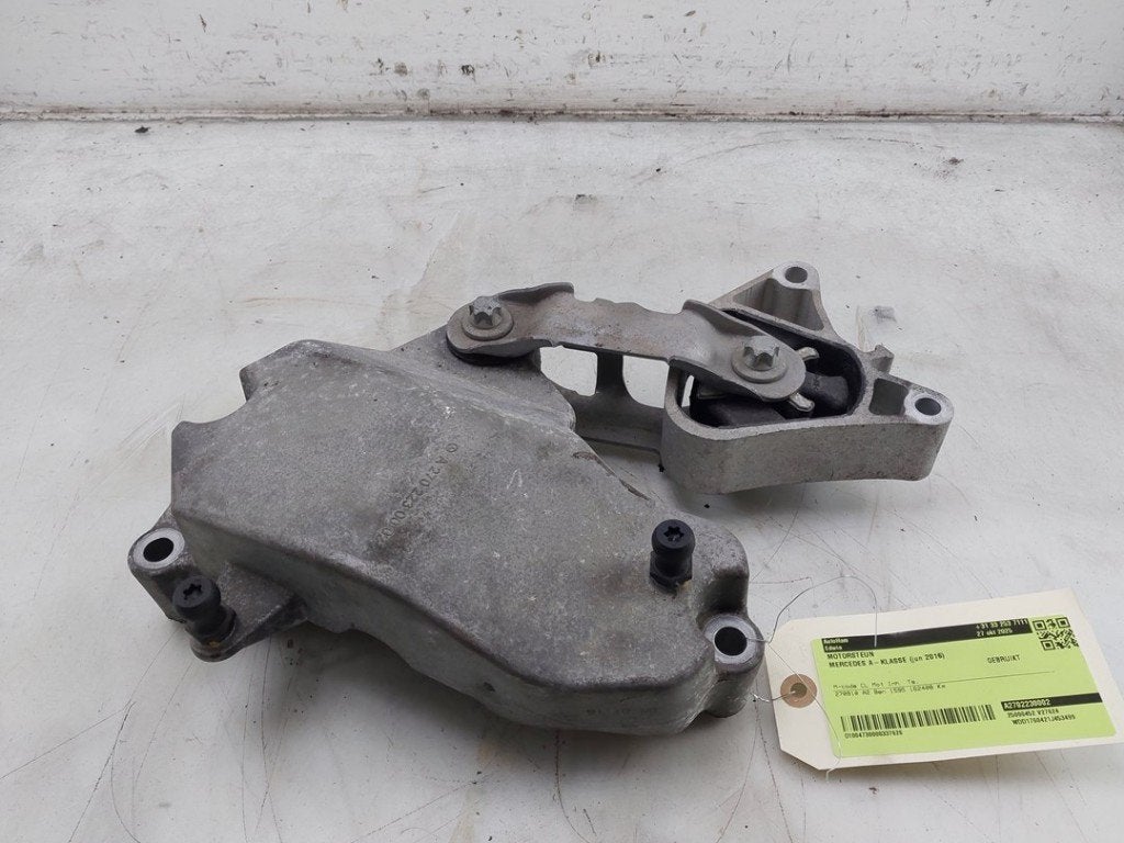 MONTAGE MOTEUR A (W176) (|A2702230002|A2702200006|), Utilisé, Mercedes-Benz