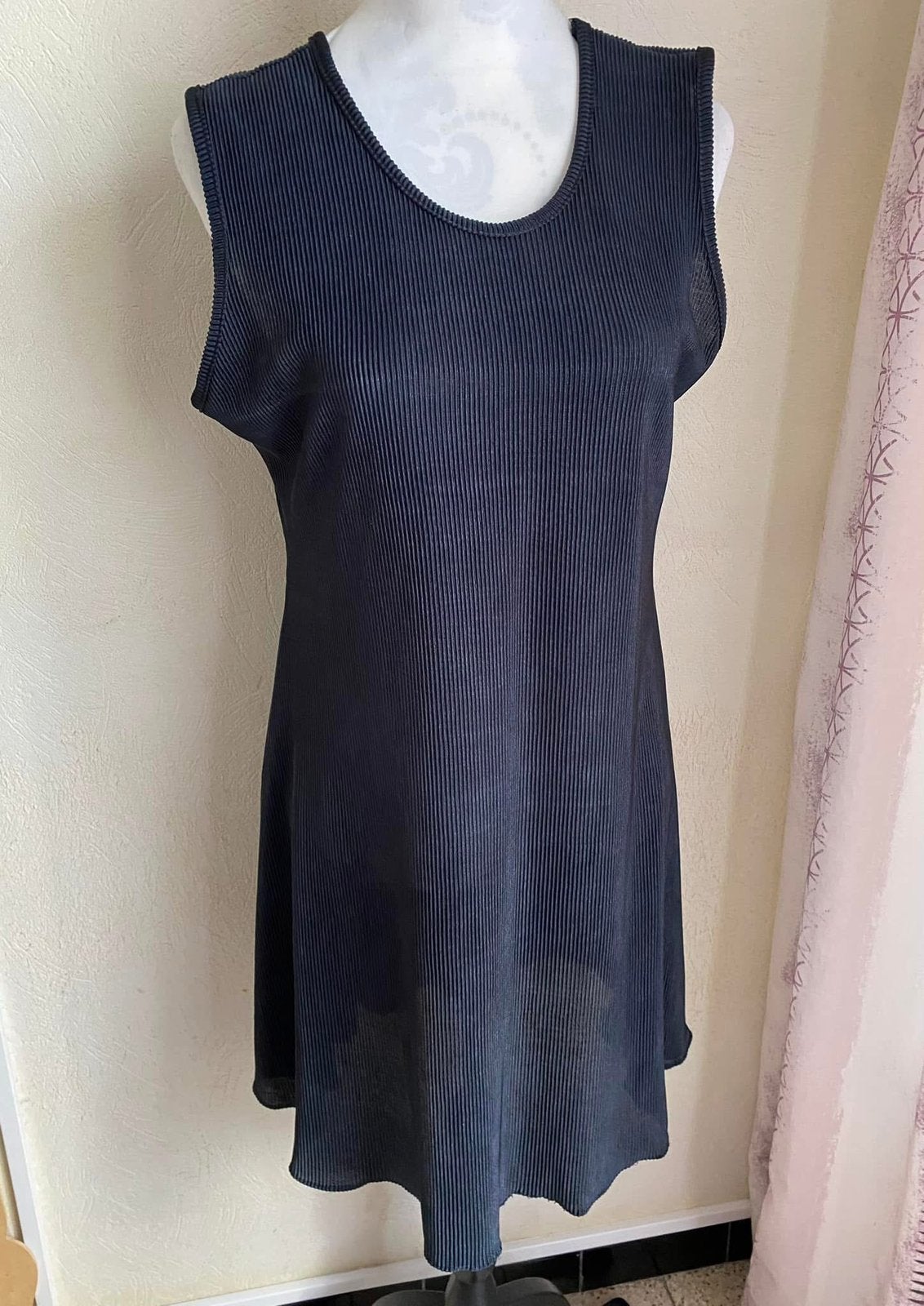 Robe noire plissée, près  du corps, t petit l lisez bien, Vêtements | Femmes, Robes, Enlèvement ou Envoi, Comme neuf