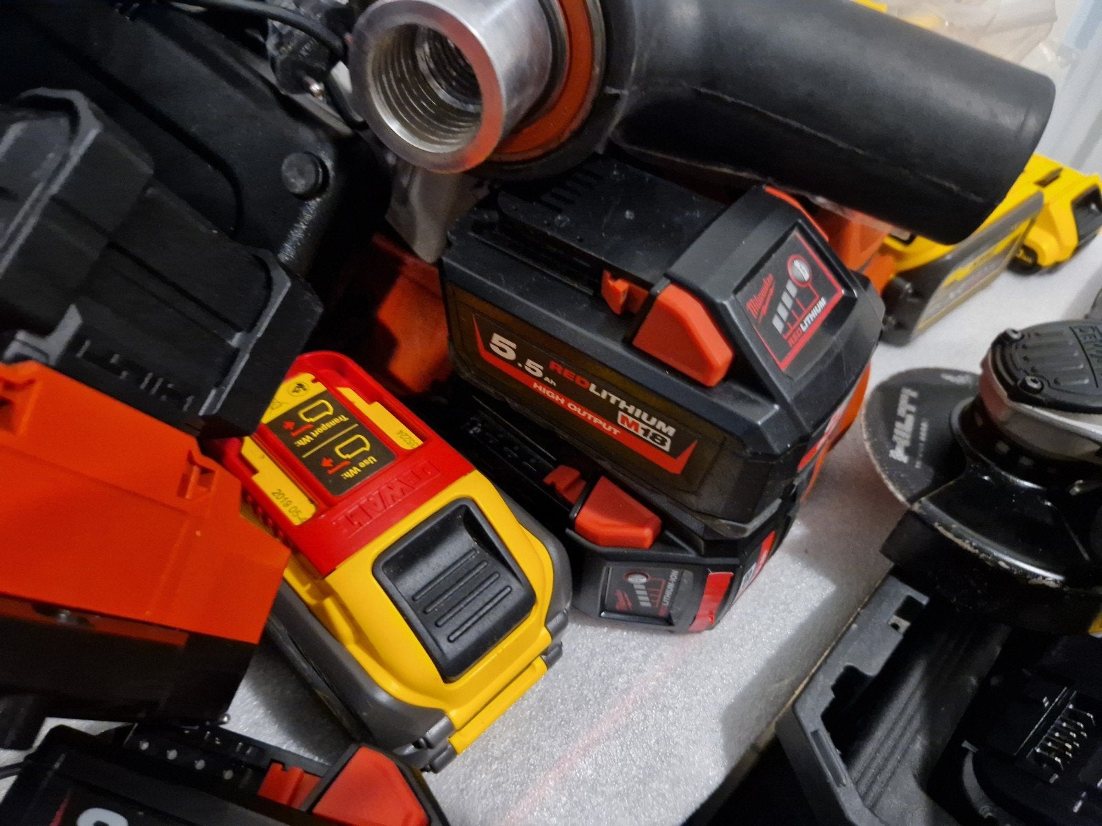 Milwaukee 5,5 Ah 100€ Dewalt 6Ah 100€ batterij