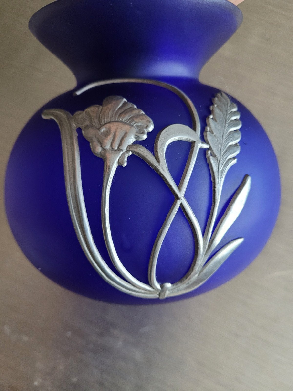 Vase en verre bleu cobalt orné de motifs floraux en métal ar, Handtassen en Accessoires, Broches, Ophalen of Verzenden, Blauw