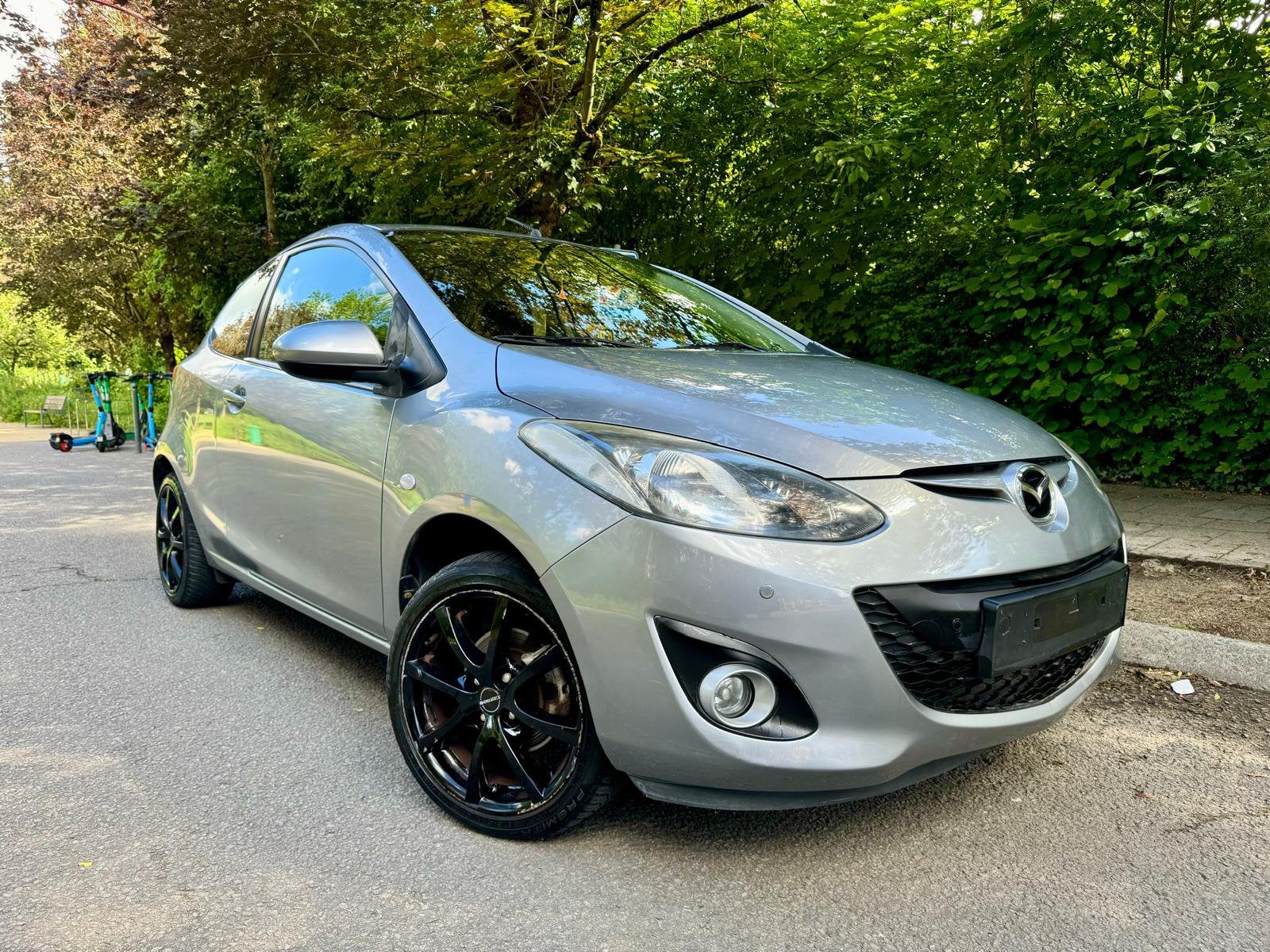 Mazda 2 1.3 Essance jaar 2011, Auto's, Voorwielaandrijving, Zwart, 4 cilinders, 62 kW