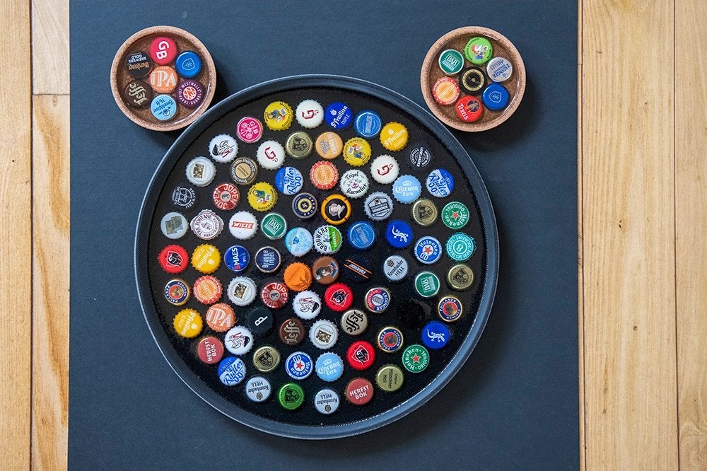 Te koop bierdoppen dienblad met twee onderzetters, Huis en Inrichting, Woonaccessoires | Dienbladen, Kunststof, Rond, Nieuw, Ophalen of Verzenden