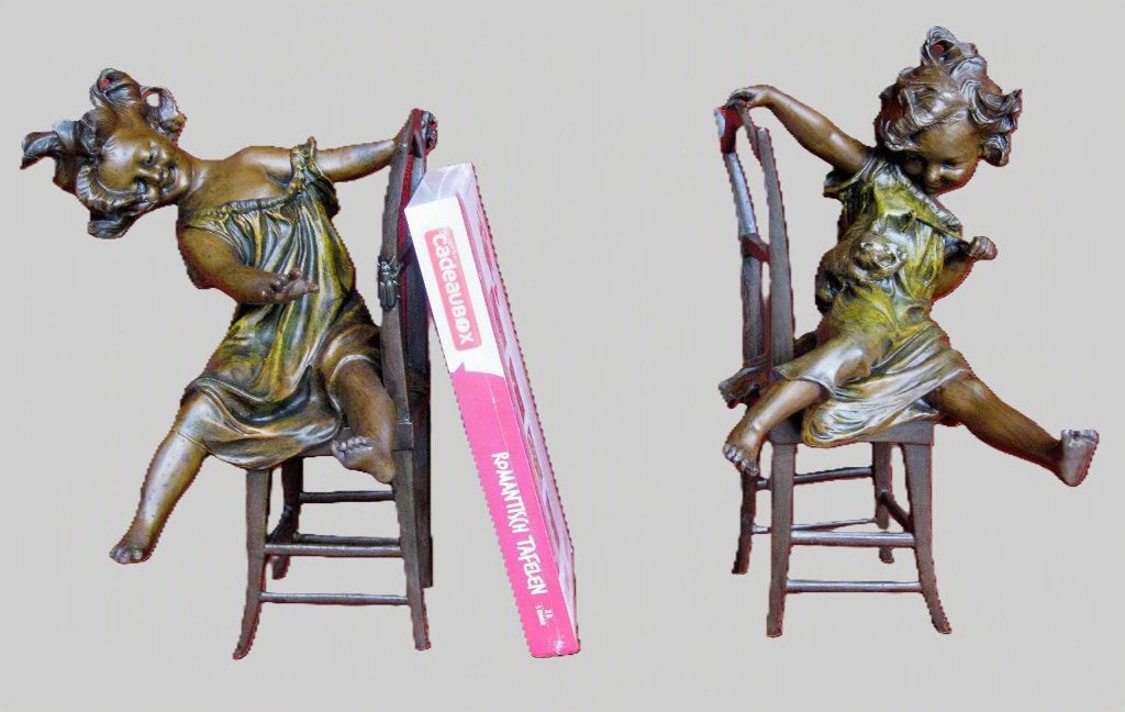 Art Deco -  bronzen boeksteunen - kindjes op stoel., Enlèvement, Bronze