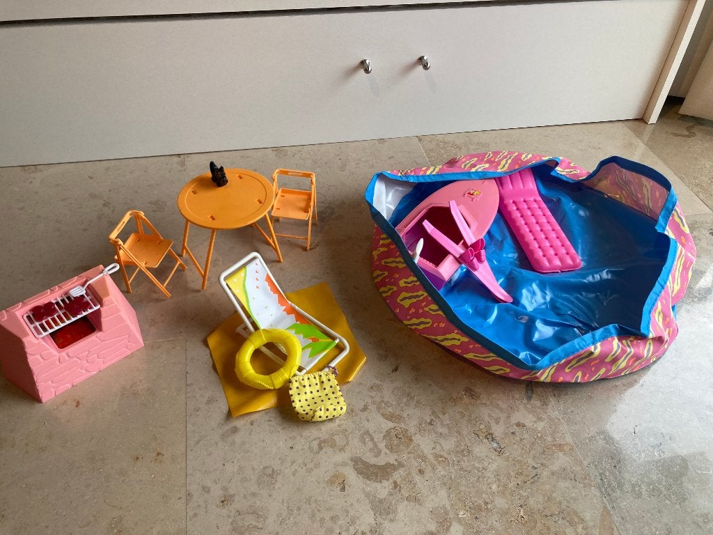 Barbie – zwembad – boot – eettafel - BBQ, Ophalen, Gebruikt, Barbie