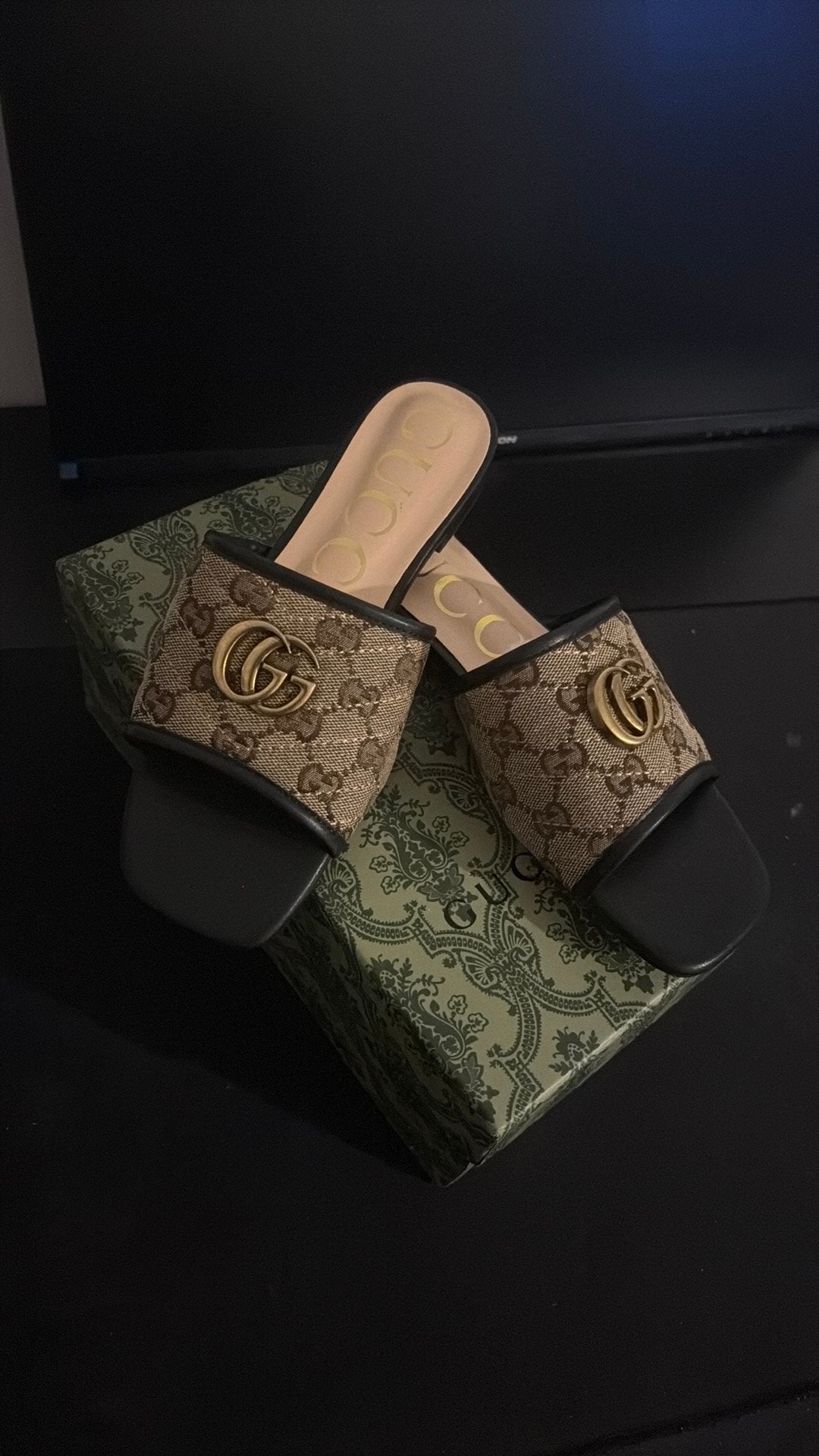Slippers maat 39 nieuw in plastic, Kleding | Dames, Ophalen of Verzenden, Zo goed als nieuw, Slippers