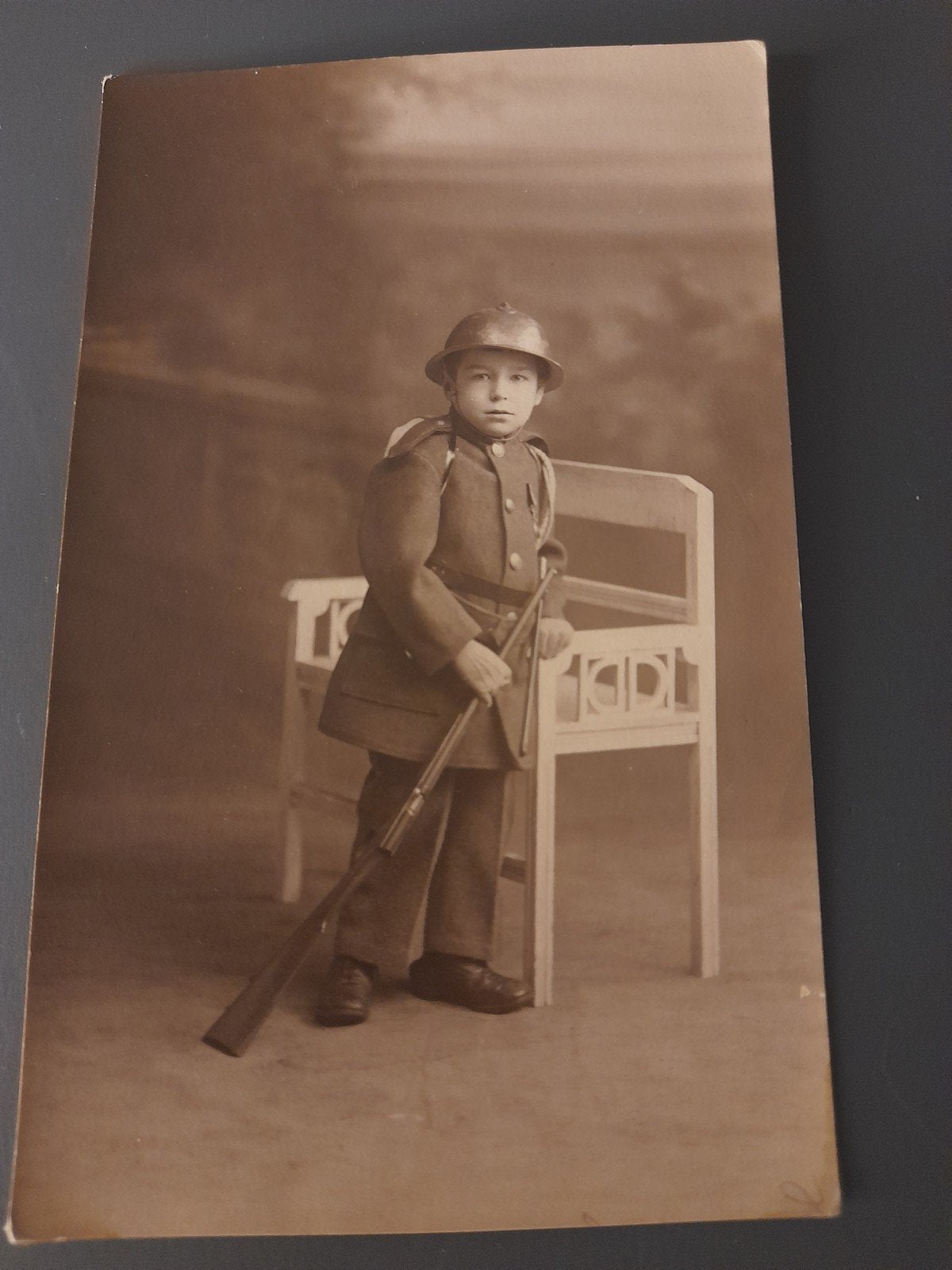 Carte postale "Enfant portant l'uniforme militaire", Armée de terre, Photo ou Poster