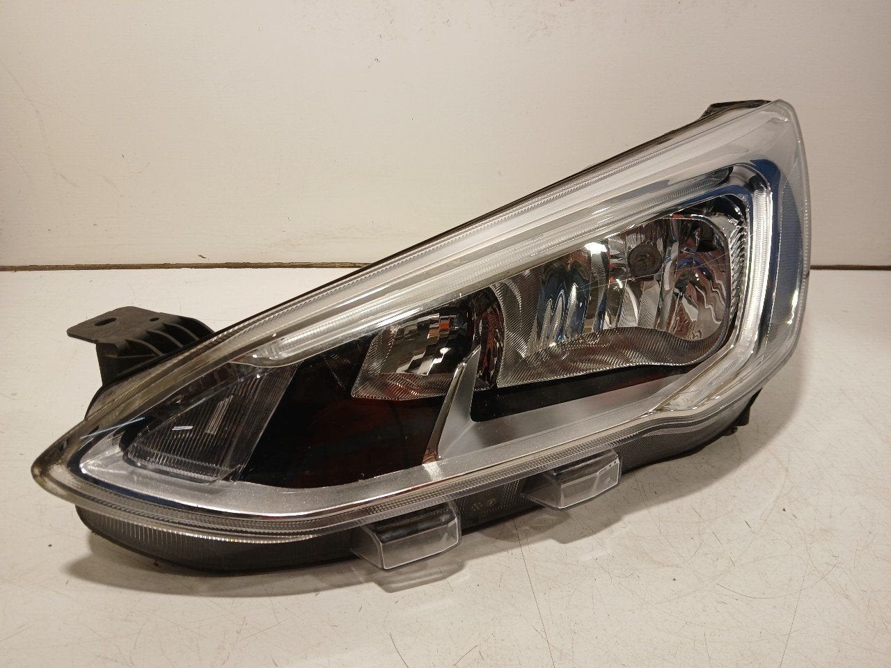 Koplamp links Ford Focus, Onderdelen@venauto.nl, Van der Ven Autorecycling B.V., Ettenseweg 76, 4706 PB Roosendaal, The Netherlands