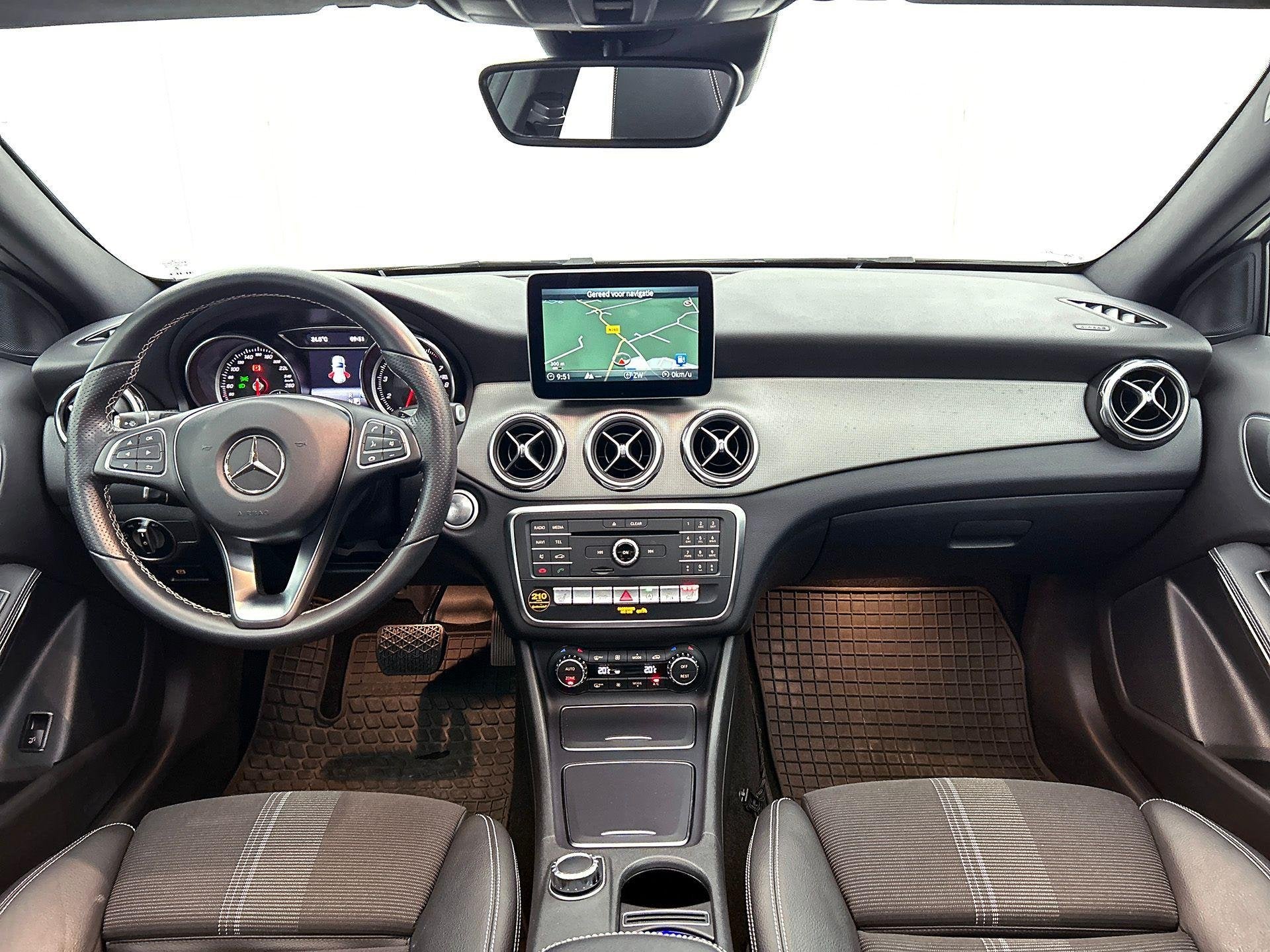 Mercedes-Benz GLA-Klasse 250 Urban line | Night Pack | Panor, Auto's, Stof, 4 cilinders, Wit, Automatische klimaatregeling