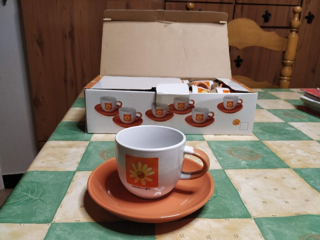 Zeer mooi servies van 6 (capuchinno) tasjes en ondertasjes, Ophalen of Verzenden, Nieuw, Keramiek