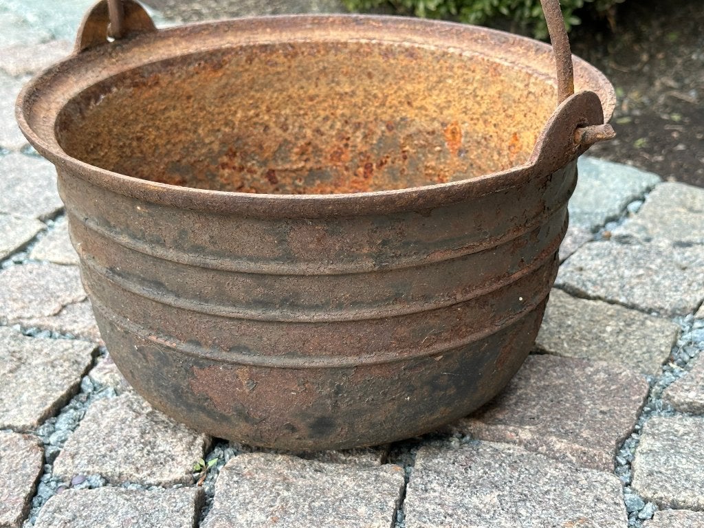 Oude gietijzeren ketel met hendel - diameter 26 cm, Tuin en Terras, Ophalen, Rond, Binnen