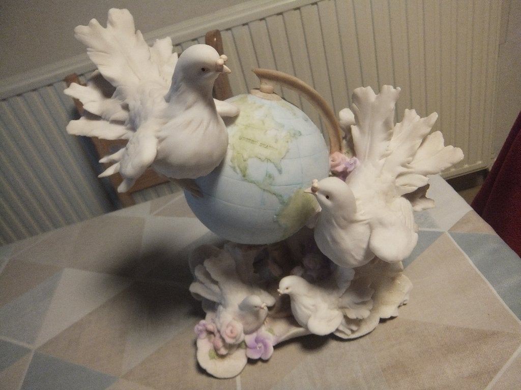 Duiven Beeldje - Breekbaar wereldbol, Antiek en Kunst, Curiosa en Brocante, Ophalen of Verzenden