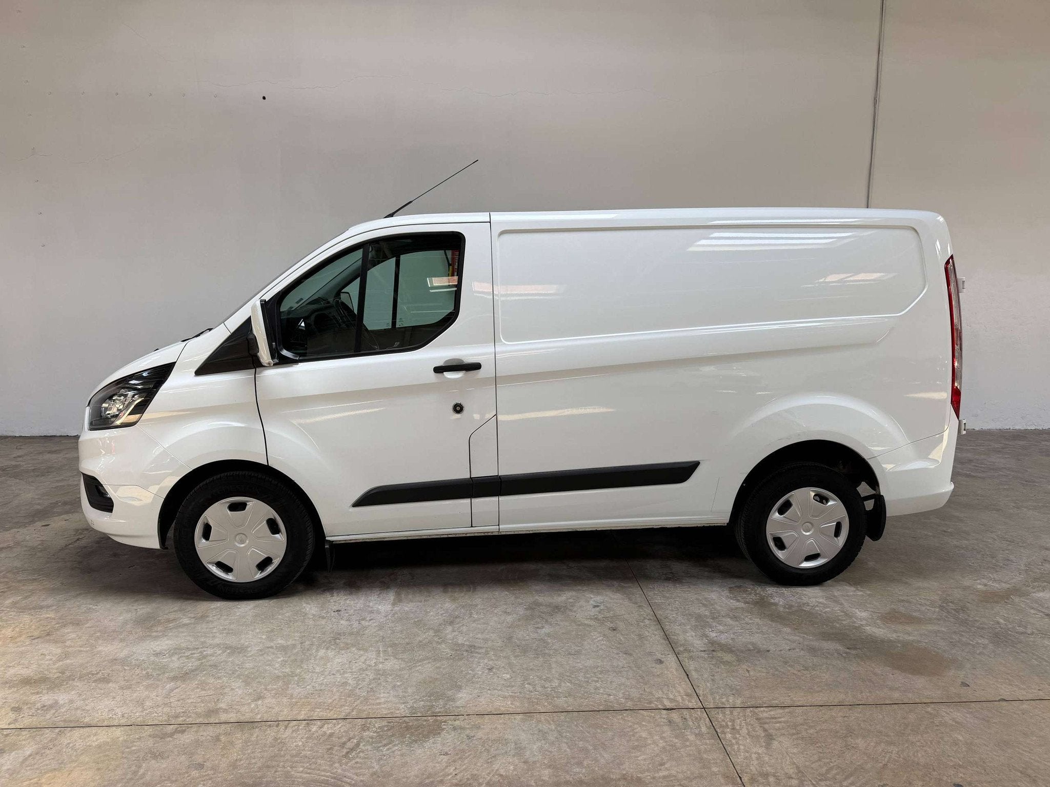 Ford Transit Custom 2.0 TDCi L1H1 Trend Automaat *B2B € 9., Auto's, Bestelwagens en Lichte vracht, 4 deurs, Stof, 4 cilinders