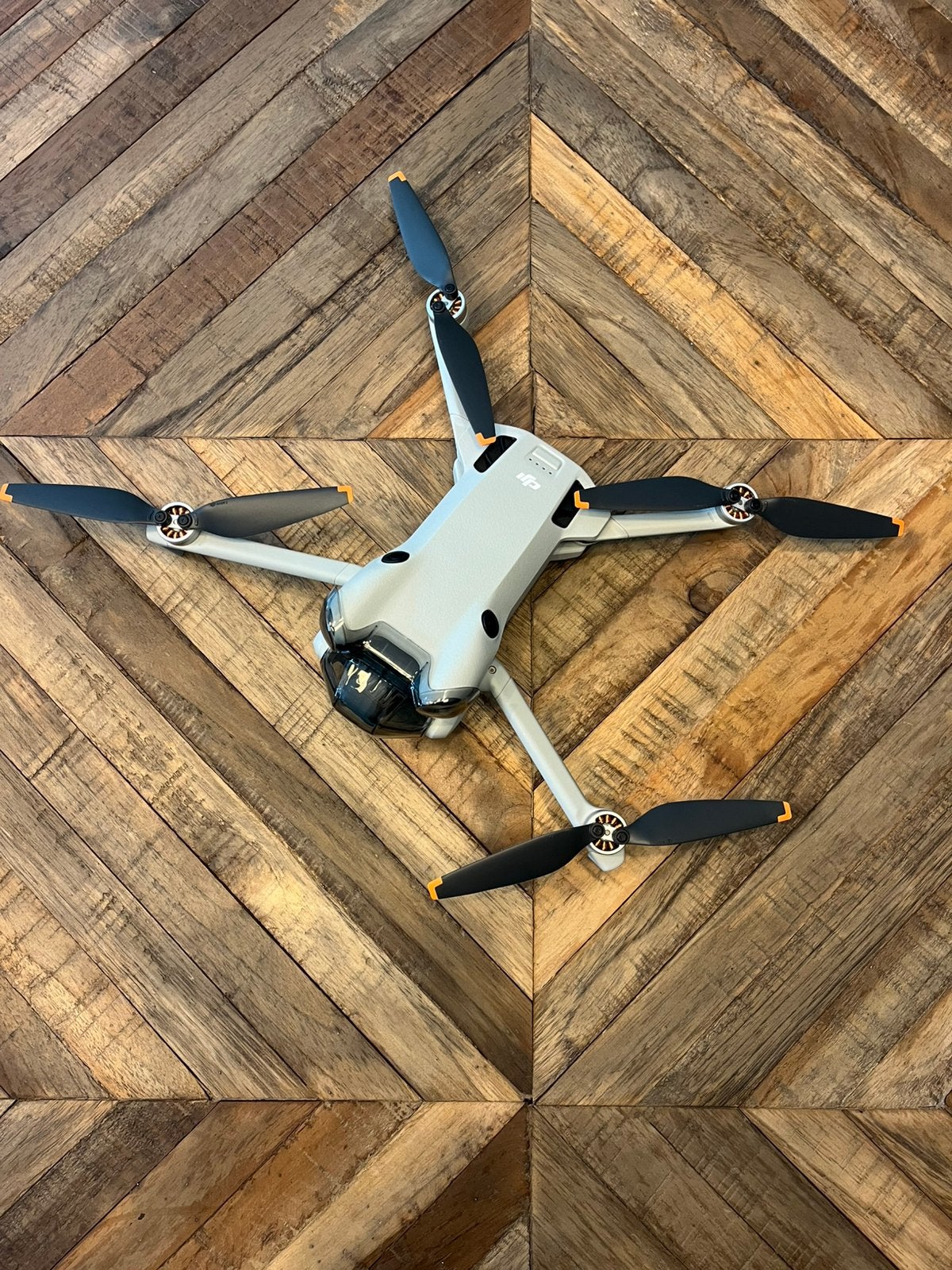 DJI Mini 4 Pro Fly More Combo + Smart Controller, Ophalen, 5 tot 10 kilometer, 15 tot 30 minuten, Zo goed als nieuw