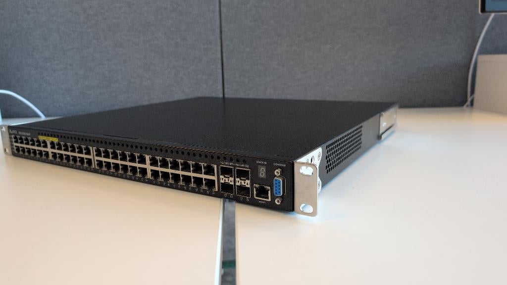 Stackable 48 Poort PoE Switch met 10 Gbe Uplink, Informatique & Logiciels, Enlèvement ou Envoi, Utilisé