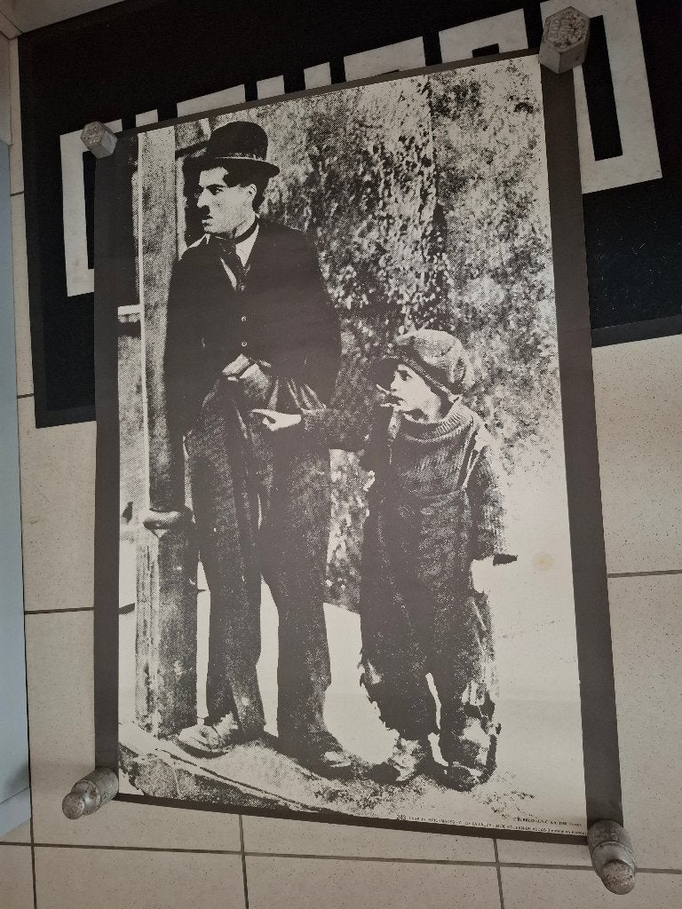 Oude Poster charly chaplin 1980, Verzamelen, Posters, Rechthoekig Staand, Deurposter of groter, Ophalen of Verzenden, Zo goed als nieuw