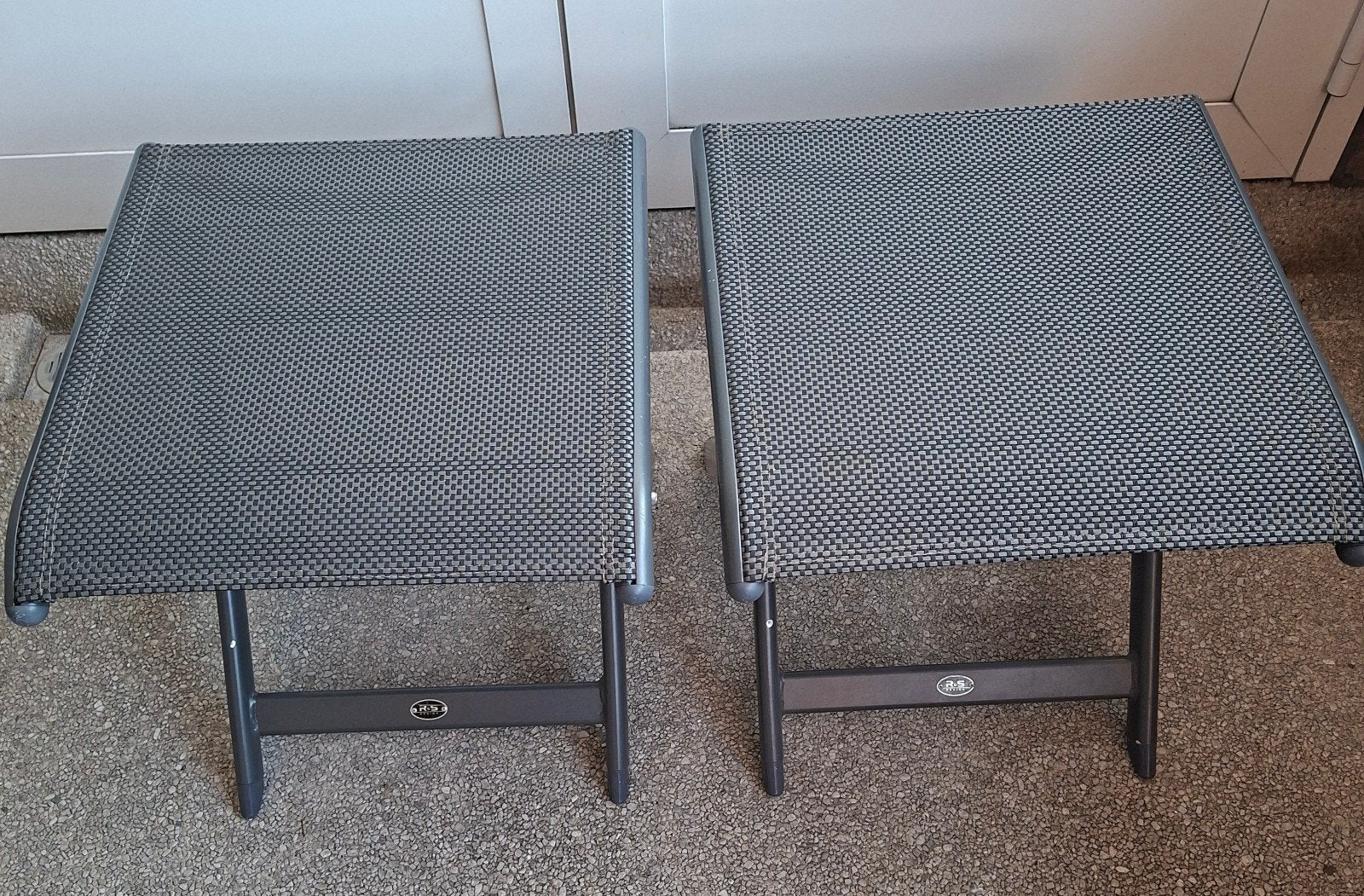 Voetbankjes 2 stuks merk R&S DESIGN, Ophalen