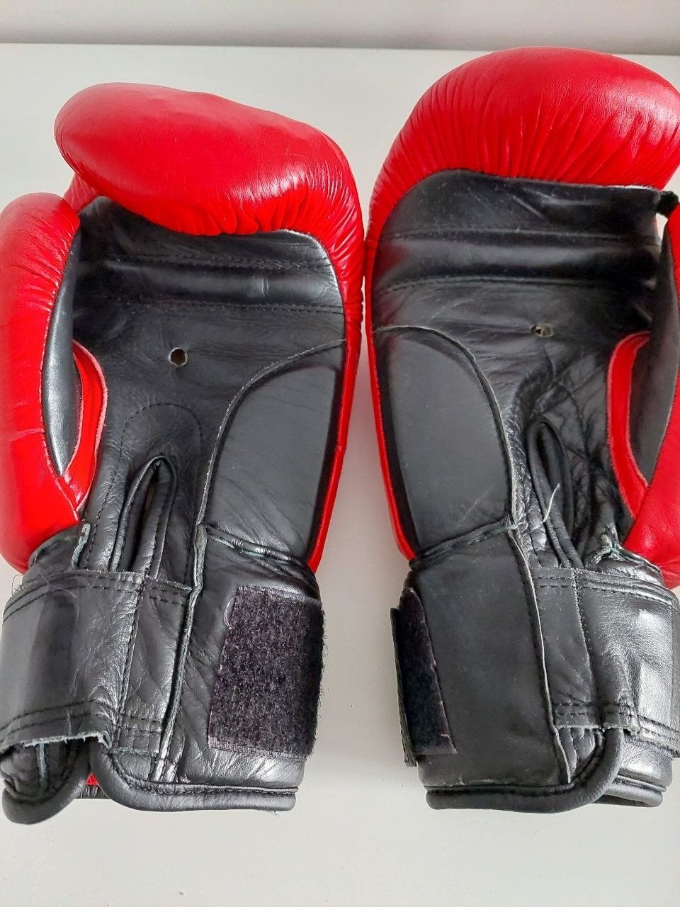 Gants de boxe en cuir 10 oz | rouge/noir, Sports & Fitness, Taille XL, Enlèvement, Utilisé, Protection pour arts martiaux
