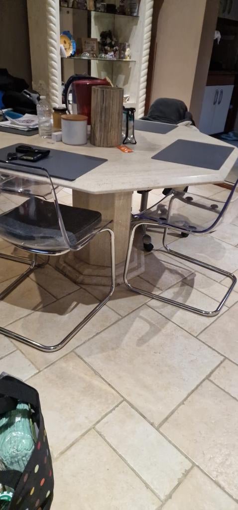 Table de salle a manger en travertin 130cm en bon état., Utilisé, Table à dinner