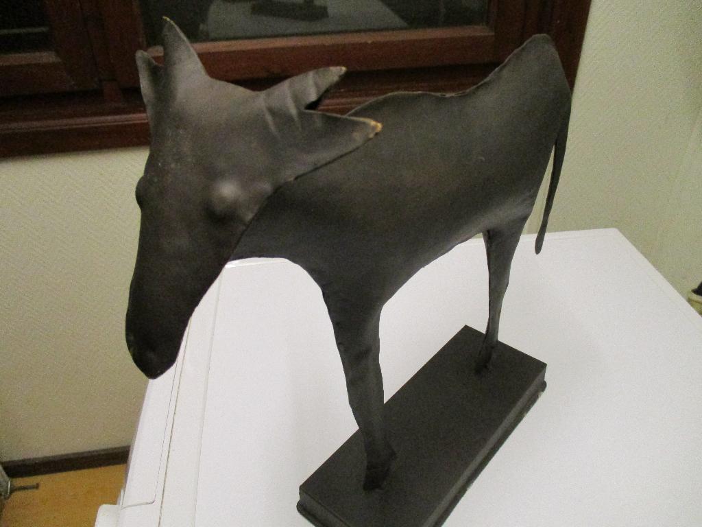ABSTRACT METALEN SCULPTUUR VAN EEN KOE, Enlèvement ou Envoi