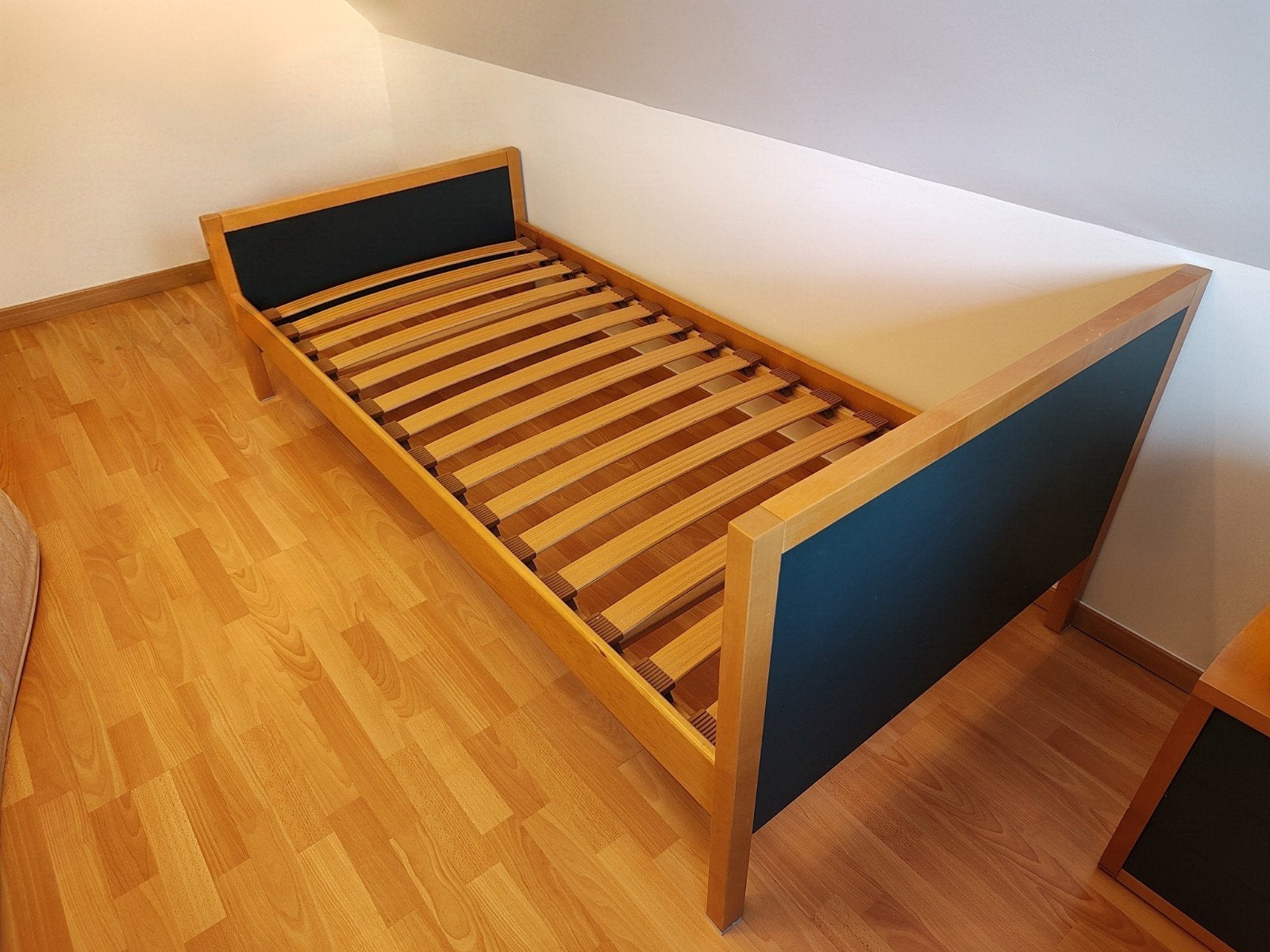 Houten eenpersoonsbed met lattenbodem en matras, Huis en Inrichting, Slaapkamer | Bedden, Ophalen, Eenpersoons, 210 cm, Hout