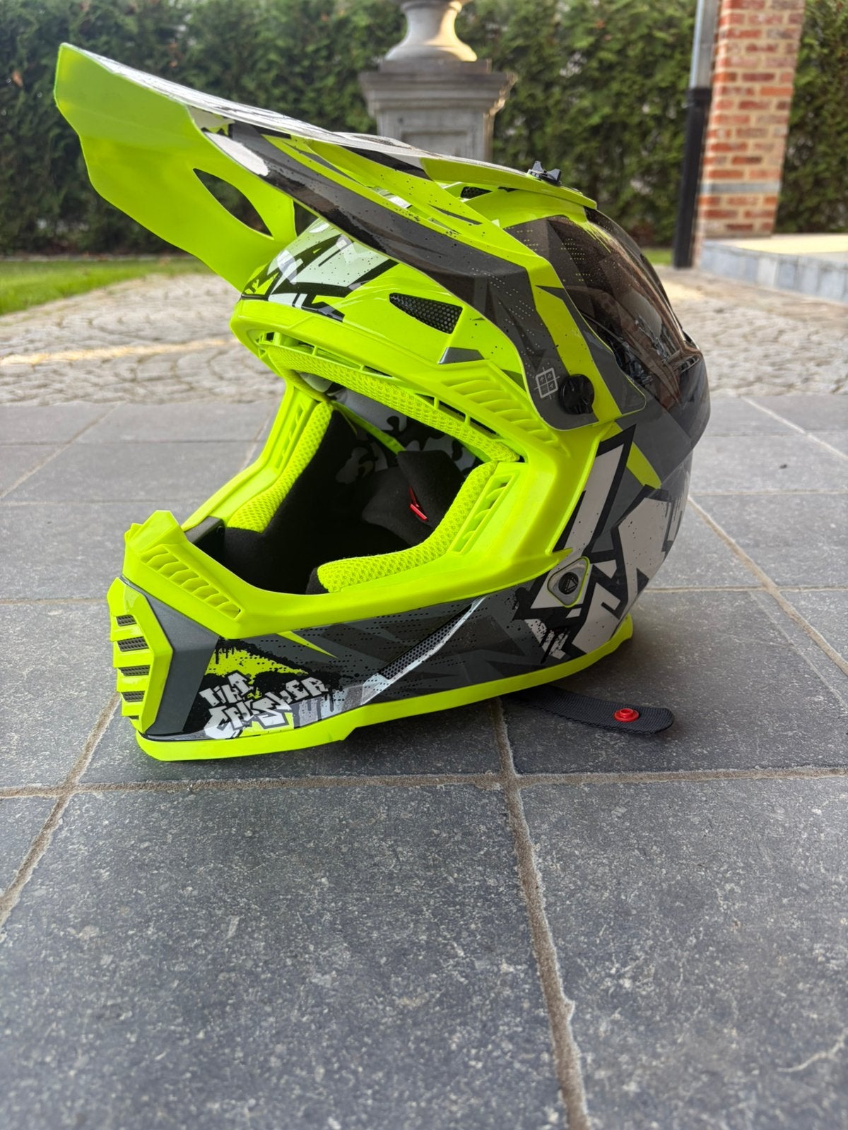Kinder crosshelm, Motoren, Ophalen
