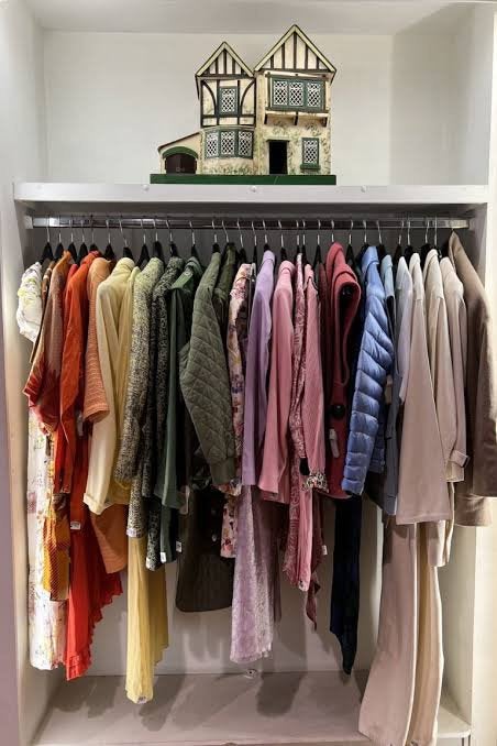 4 verhuisdozen en 3 winkelzakken kwalitatieve kleding, Ophalen