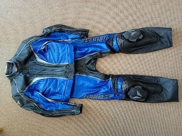 Combinaison de moto 2 pièces en cuir Dainese, Motos, Dainese, Seconde main, Enlèvement ou Envoi, Combinaison