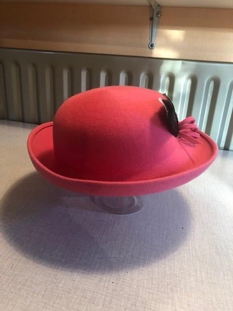 Roze hoed met pluimpjes, Kleding | Dames, Hoeden en Petten, Ophalen of Verzenden, Nieuw, Hoed