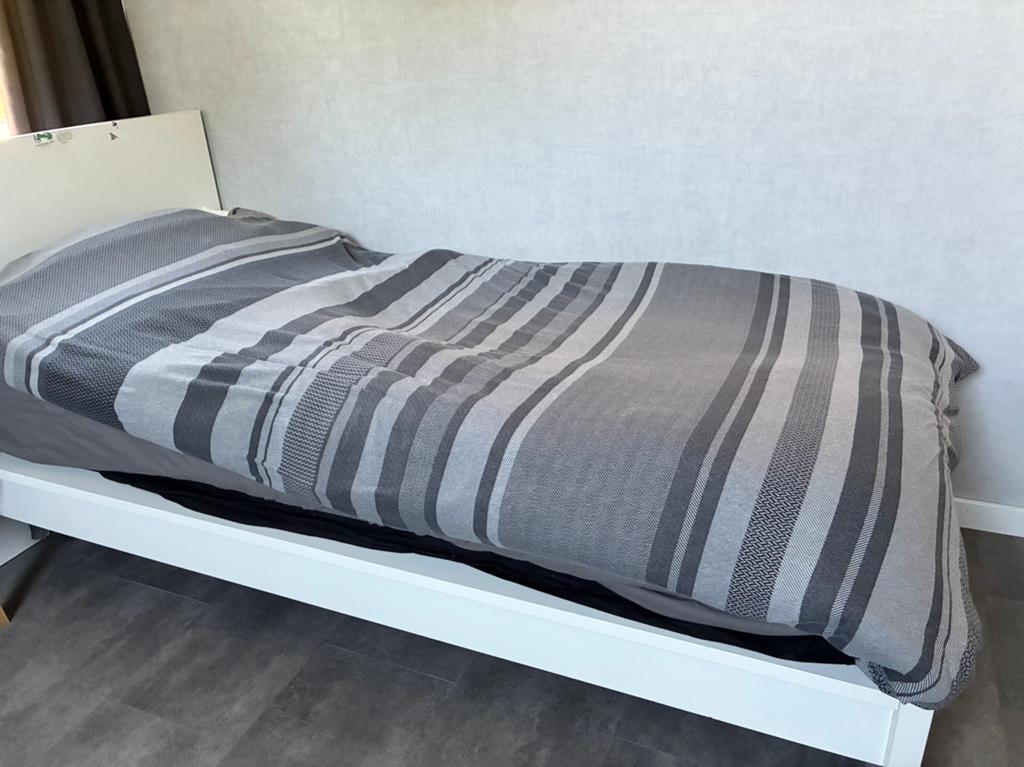 Wit eenpersoonsbed van Ikea, Huis en Inrichting, Slaapkamer | Bedden, Ophalen, Zo goed als nieuw, Wit