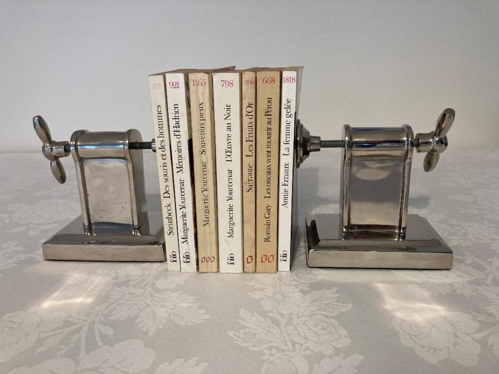 Serre-livres Flamant, Enlèvement