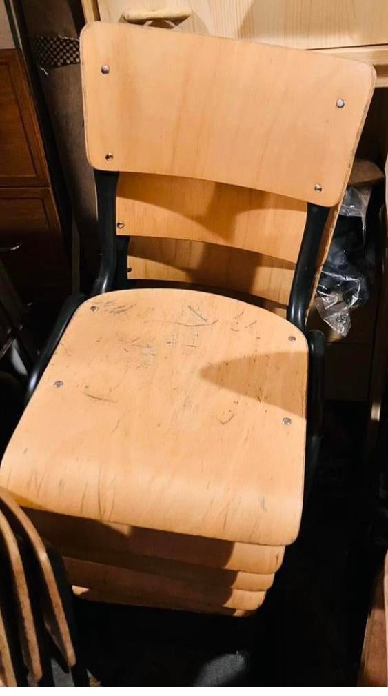 Dringend gezocht schoolstoelen, Ophalen