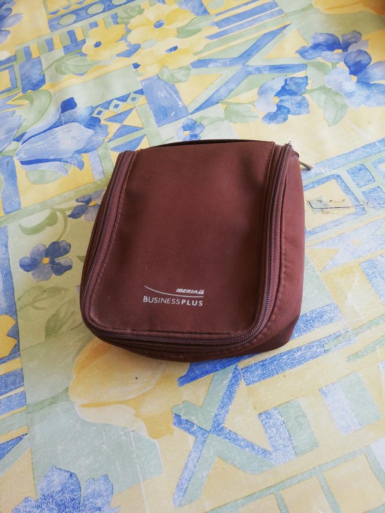 Trousse de toilette brune. Neuve., Enlèvement ou Envoi, Comme neuf