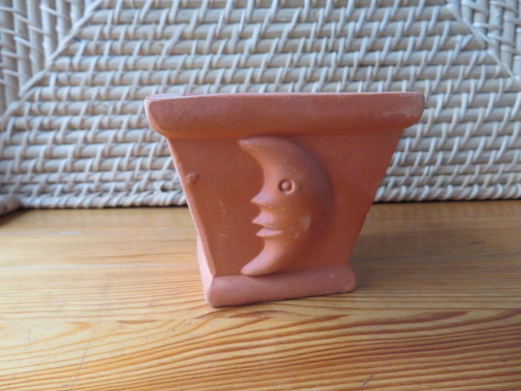 Petit pot en terre cuit avec lune en relief, Enlèvement ou Envoi, Moins de 25 cm, Poterie, Moins de 40 cm