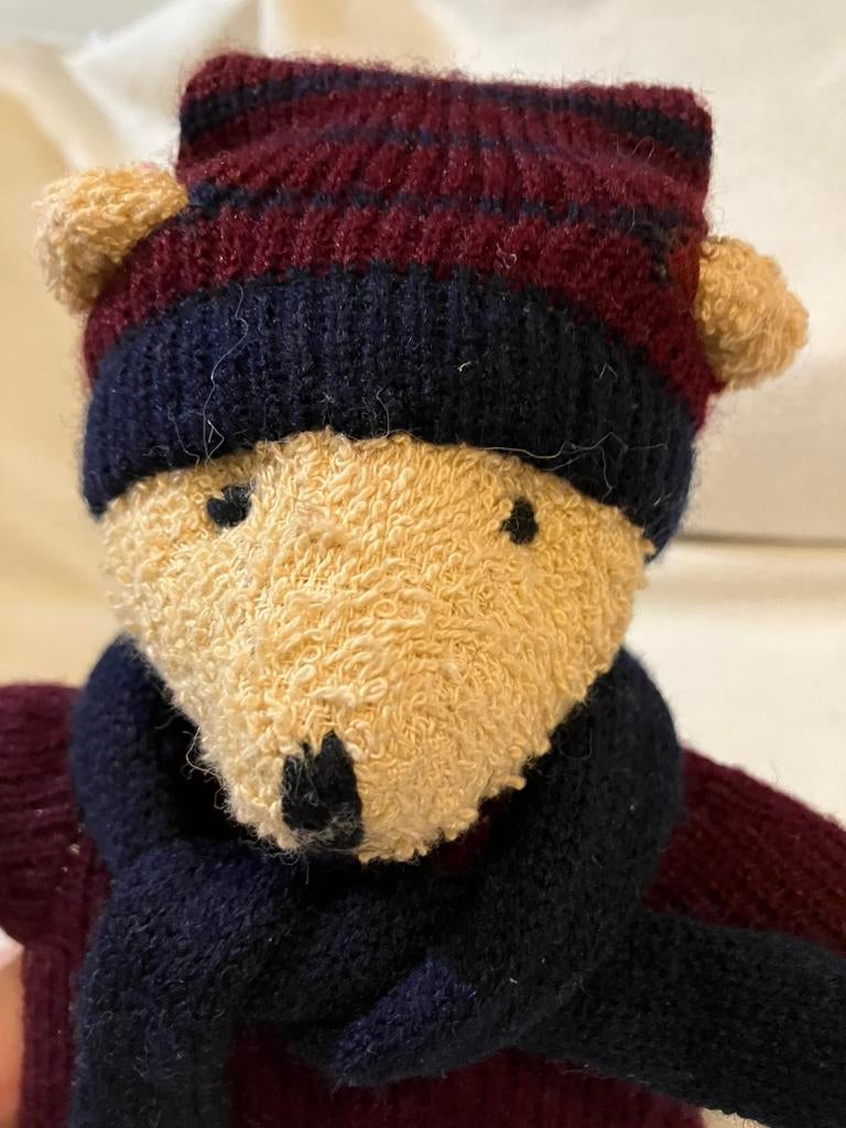 L’Oréal Ours avec pull bordeaux, écharpe, chapeau, peluche, Enlèvement ou Envoi, Comme neuf, Ours
