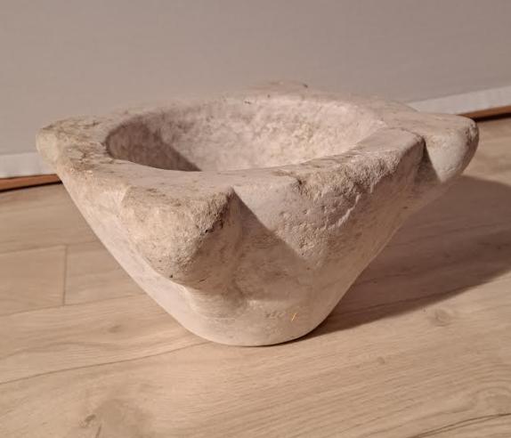 Zeer oude witte marmeren vijzel, Ophalen