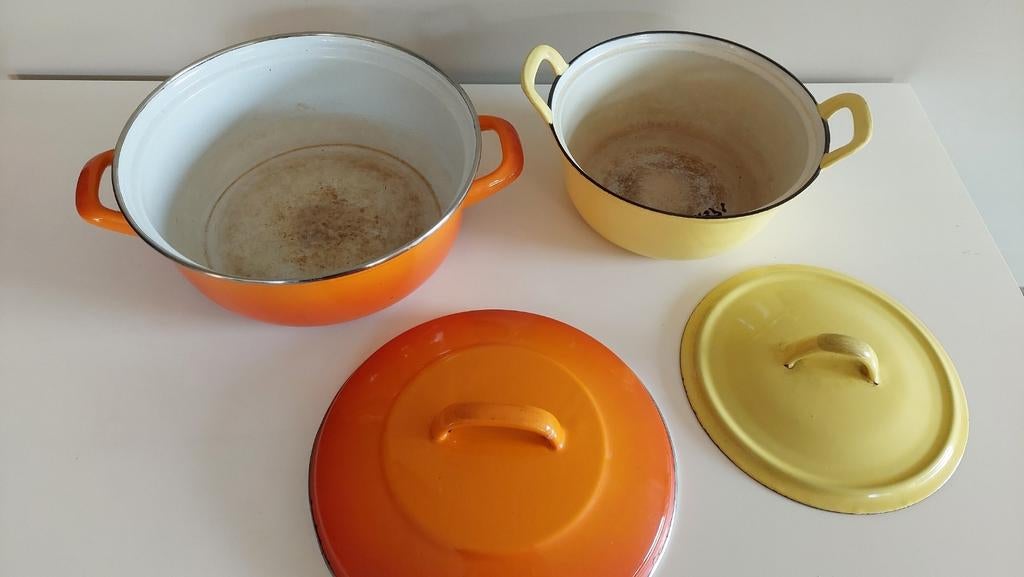 2 decoratieve vintage emaille kookpotten - oranje en gele, Ophalen of Verzenden