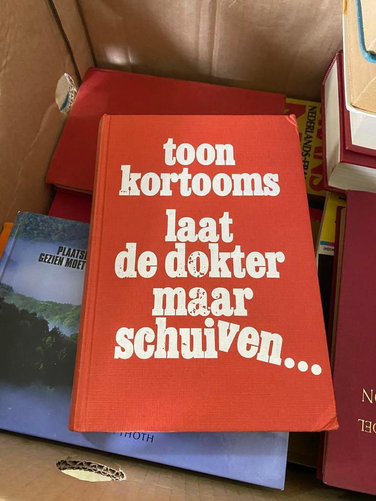 Laat de dokter maar schuiven… Toon Kortooms ISBN 9025702805, Enlèvement