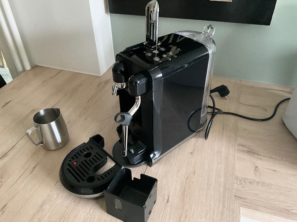 Machine Nespresso « Sage », Réservoir d'eau amovible, Dosettes et capsules de café, Utilisé, Enlèvement