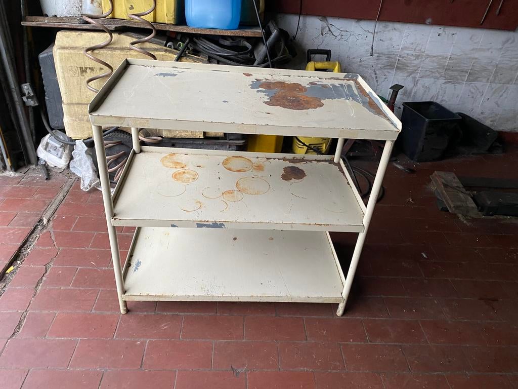 Etagere médicale ancienne, Enlèvement